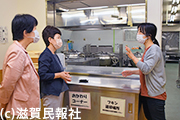 滋賀県立野洲養護学校で話を聞く日本共産党の各氏写真