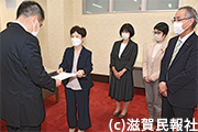 知事に緊急要望を提出する日本共産党写真