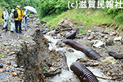 高時川源流域を調査する日本共産党県・市議写真